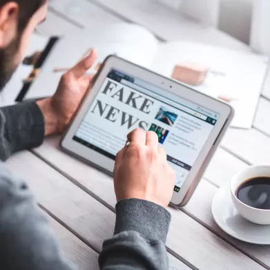 Fake News: Uma Ameaça à Verdade e à Democracia